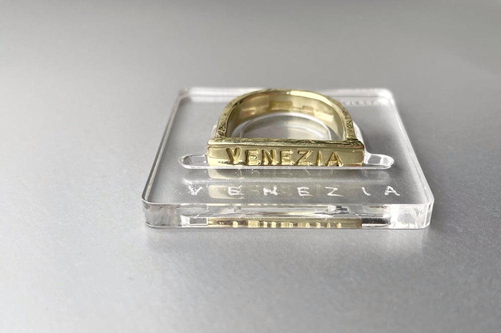 Image of Venezia yellow gold 750’ / 18 ct  plain ring