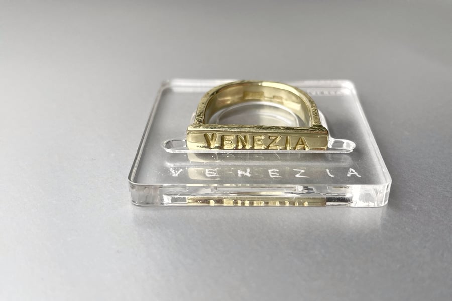 Image of Venezia yellow gold 750’ / 18 ct  plain ring