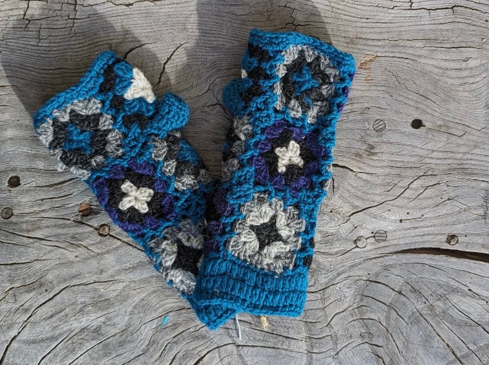 Image of Teal crocheted fingerless mitts 