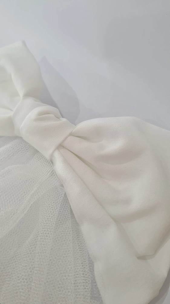 Image of Satin Bow and Tulle Mini Veil. White.