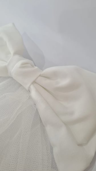 Image of Satin Bow and Tulle Mini Veil. White.