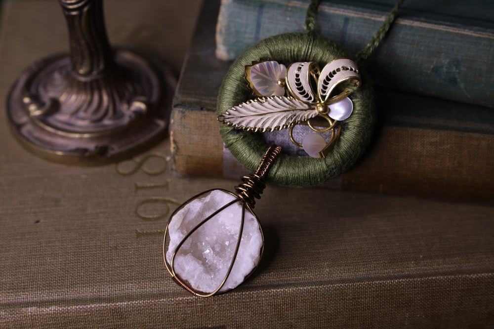 Image of Green linen geode necklace