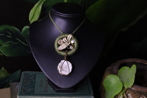 Image of Green linen geode necklace