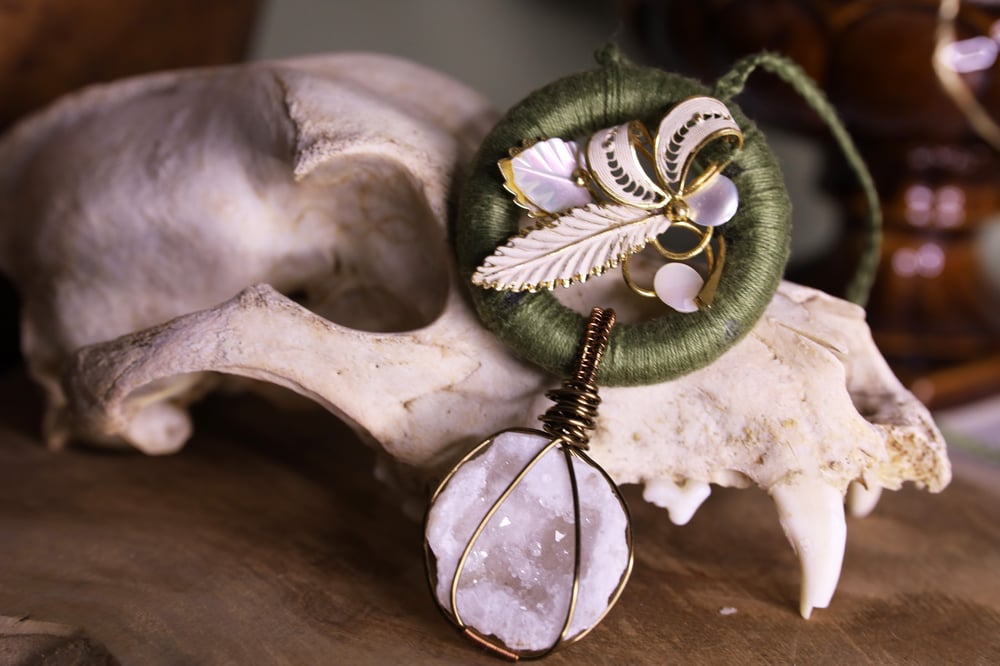 Image of Green linen geode necklace