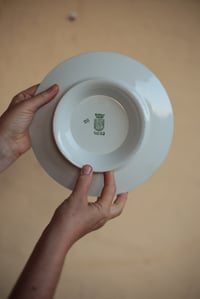 Image 5 of Fayenceteller mit klassizistischem Rand und Füsschen