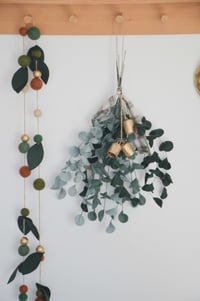 Image 1 of Grande suspension d'eucalyptus en laine feutrée et ses 3 cloches en laiton