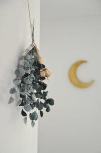 Image 3 of Grande suspension d'eucalyptus en laine feutrée et ses 3 cloches en laiton