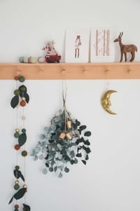 Image 4 of Grande suspension d'eucalyptus en laine feutrée et ses 3 cloches en laiton