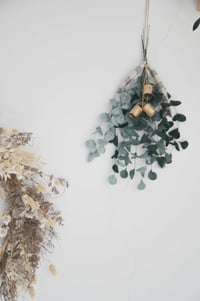 Image 7 of Grande suspension d'eucalyptus en laine feutrée et ses 3 cloches en laiton