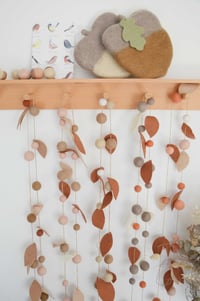 Image 1 of Guirlande d'automne en laine feutrée au choix