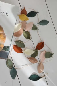 Image 2 of Guirlande de feuilles colorées couleurs d'automne