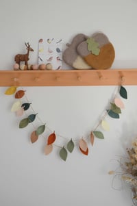Image 4 of Guirlande de feuilles colorées couleurs d'automne