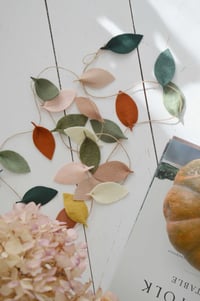 Image 1 of Guirlande de feuilles colorées couleurs d'automne