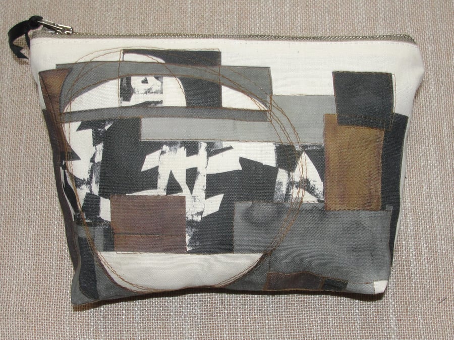 Image of 'Comfortable Alliance' toilet bag/cosmetic purse