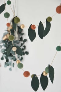 Image 4 of Guirlande feuillages en laine mérinos et boules de laine feutrée pour la décoration 