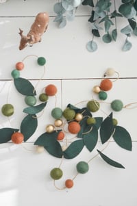 Image 5 of Guirlande feuillages en laine mérinos et boules de laine feutrée pour la décoration 
