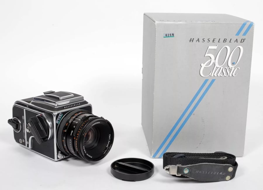 Image of Hasselblad 500C/M camera w/ Planar T* 80mm F2.8 CF lens + A12 Back + WLF #4218