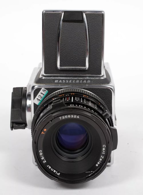 Image of Hasselblad 500C/M camera w/ Planar T* 80mm F2.8 CF lens + A12 Back + WLF #4218