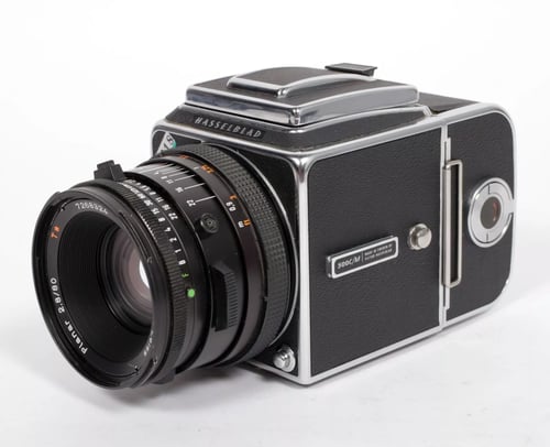 Image of Hasselblad 500C/M camera w/ Planar T* 80mm F2.8 CF lens + A12 Back + WLF #4218