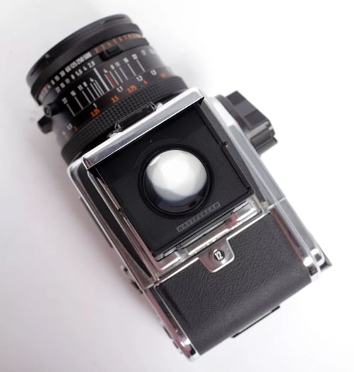 Image of Hasselblad 500C/M camera w/ Planar T* 80mm F2.8 CF lens + A12 Back + WLF #4218