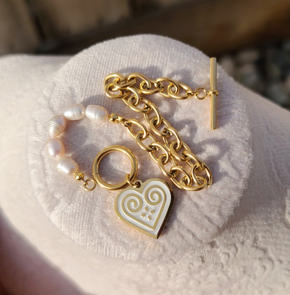 Image of Chong Toggle Bracelet - 18K Gold Plated, Hypoallergenic, Natural Freshwater Pearls