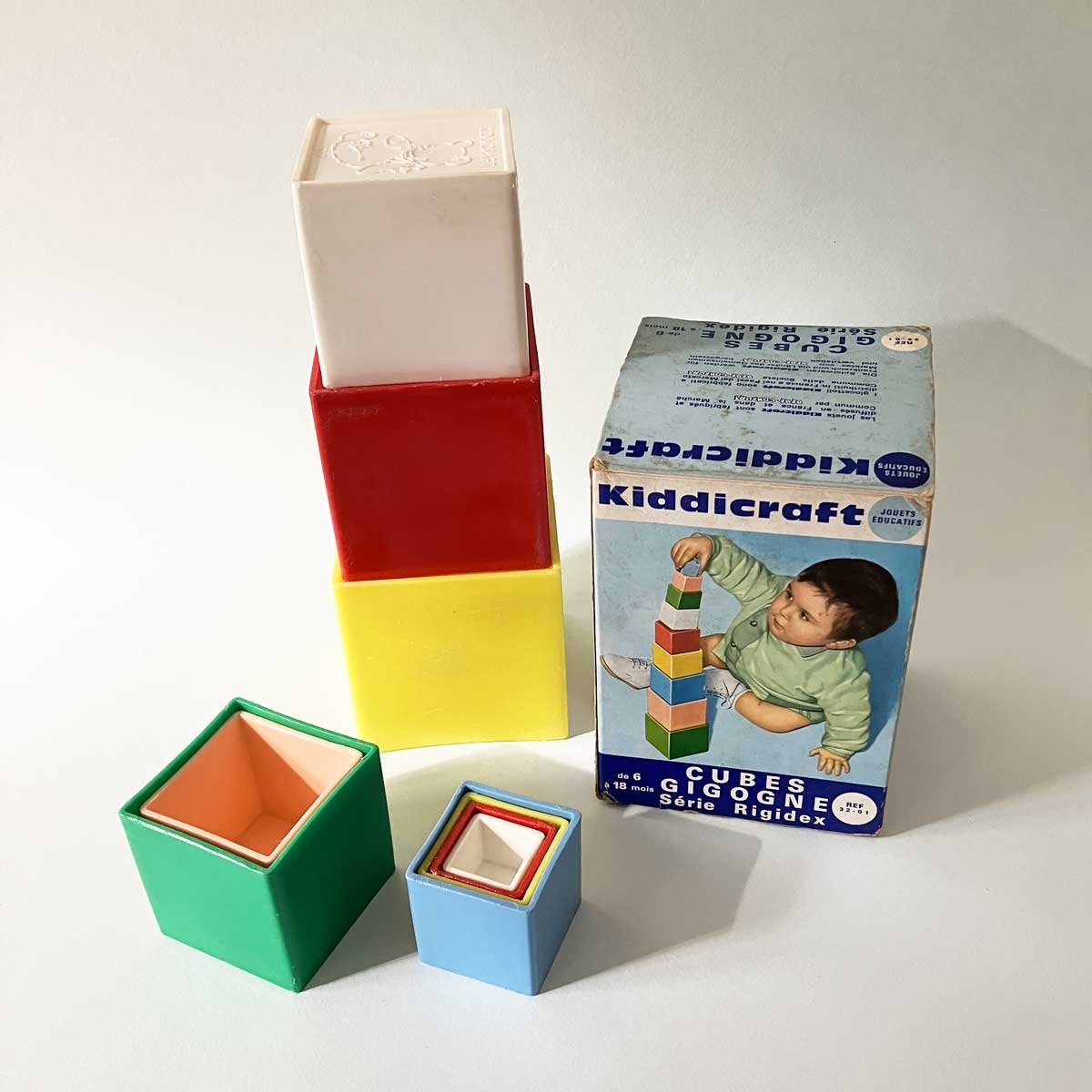 Image of Cubes gigognes Kiddicraft années 60 avec boîte