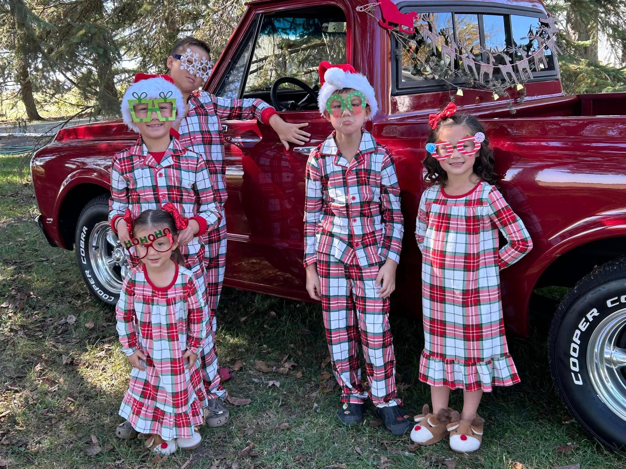 RED TRUCK S A N T A minis mia isaacson photography