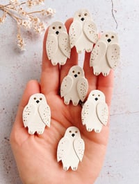 Image 2 of La chouette Ursule – broche en cuir