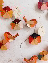 Image 3 of La pensée chaleureuse - broche en cuir