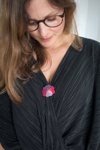 Image 2 of La pensée chaleureuse - broche en cuir