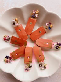 Image 3 of Le bouquet de saison, broche en cuir