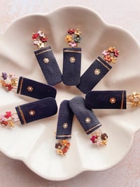 Image 4 of Le bouquet de saison, broche en cuir