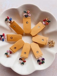 Image 1 of Le bouquet de saison, broche en cuir