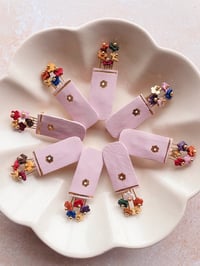Image 2 of Le bouquet de saison, broche en cuir