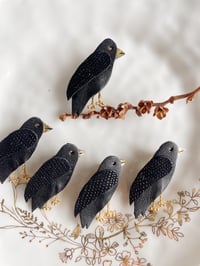 Image 2 of Le maître corbeau - broche en cuir
