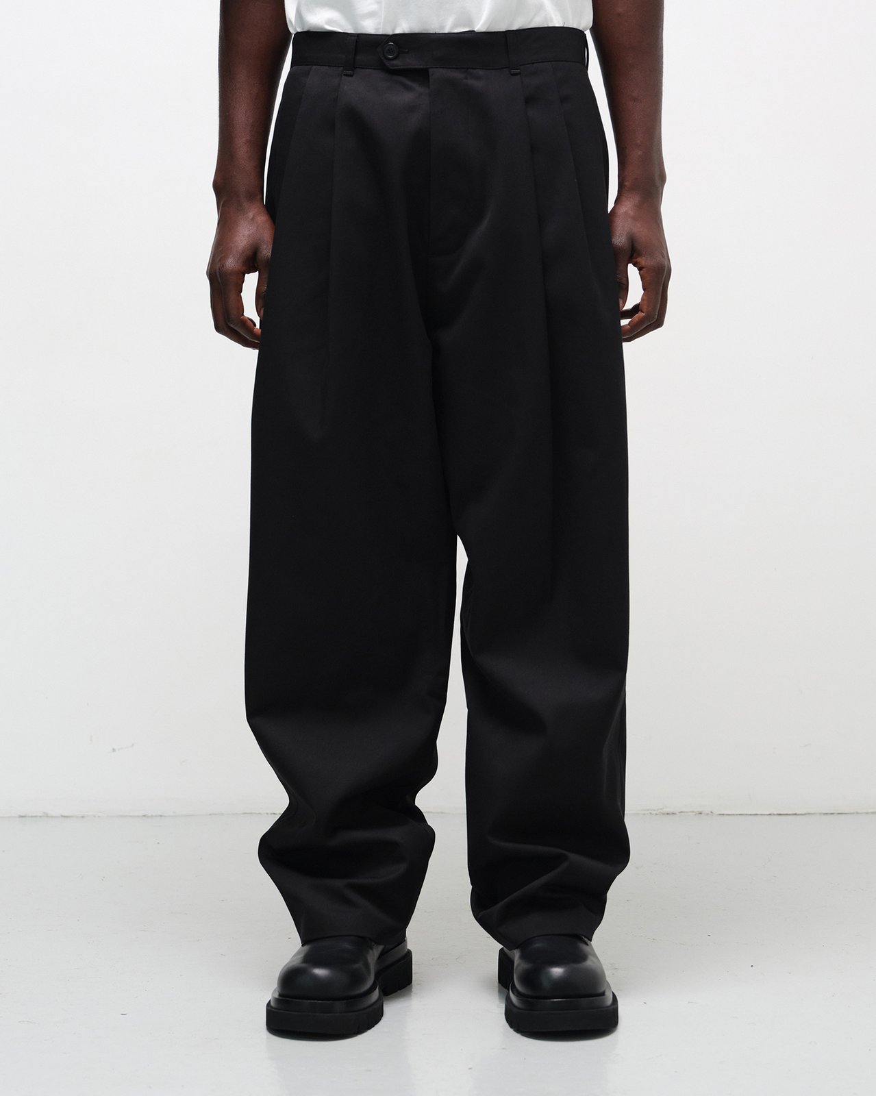 Lownn — Black Cotton Gabardine Double pleated Wide Trousers