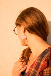 Image 4 of L'ondée, broche ou boucles d'oreilles en cuir