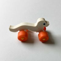 Image 1 of Mini chien blanc à roulettes années 80