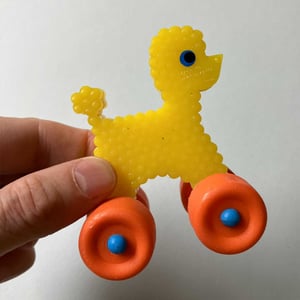 Image of Mini chien jaune à roulettes années 80