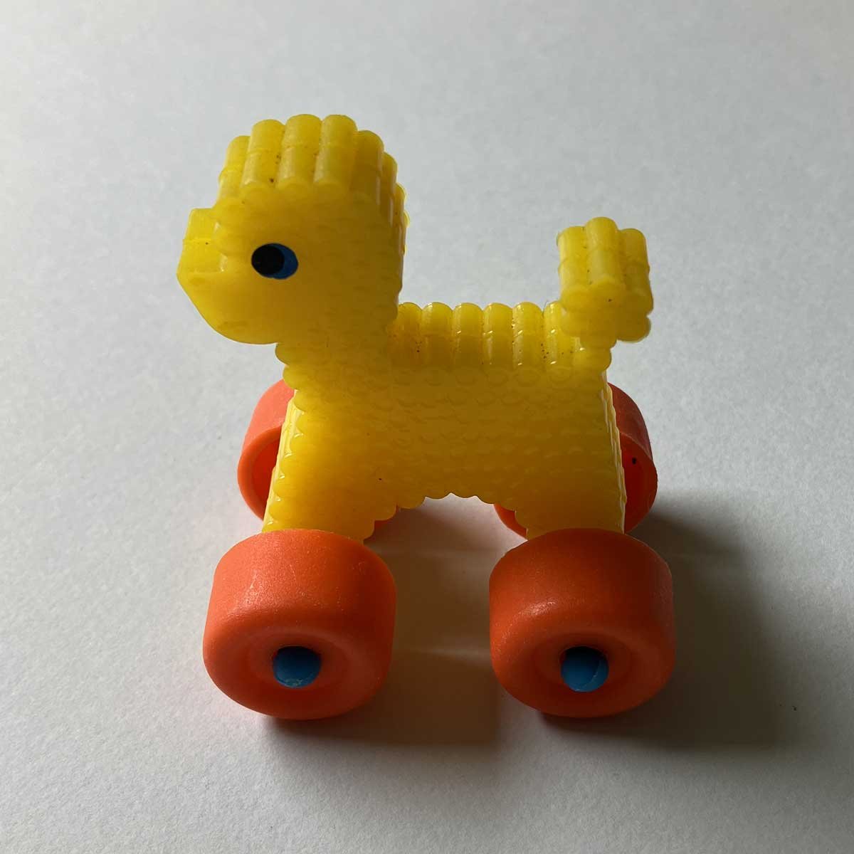 Image of Mini chien jaune à roulettes années 80