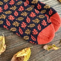 Image 4 of patron chaussettes Falling Leaves