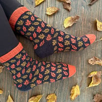 Image 2 of patron chaussettes Falling Leaves