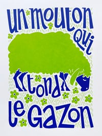 Image 1 of Un mouton qui tond le gazon