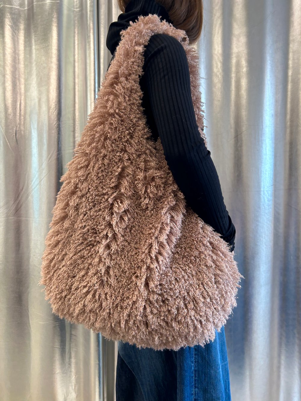 Furry hobo bag limited 