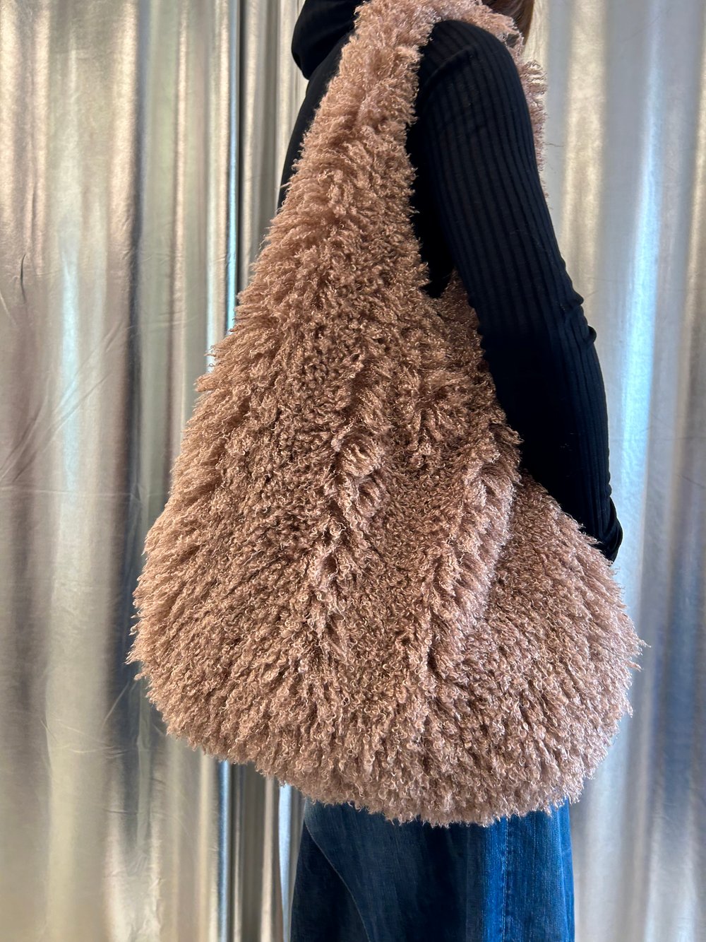 Furry hobo bag limited 