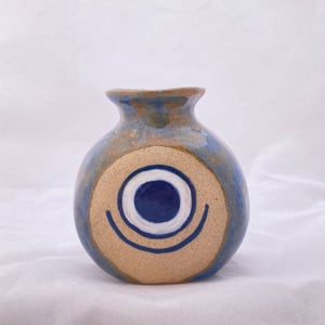 Image of One eyed vase