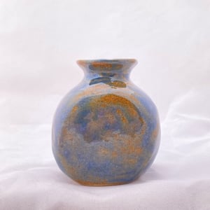 Image of One eyed vase