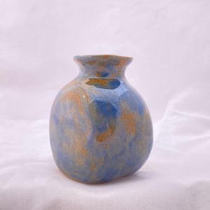 Image of One eyed vase