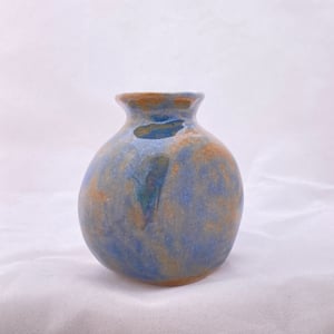 Image of One eyed vase