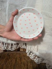 Image 3 of Petite assiette avec motif coeur